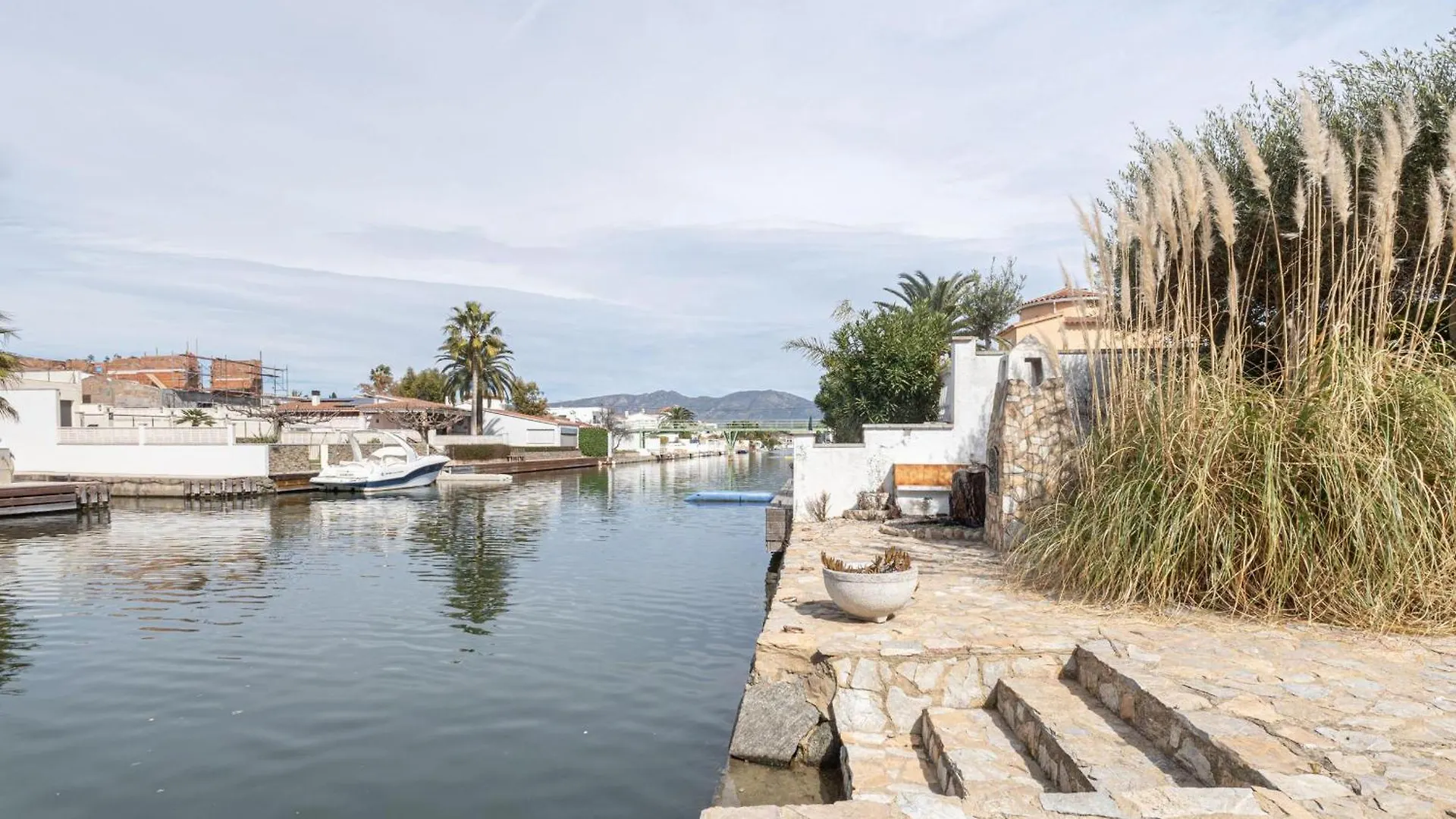 Acogedor Chalet De 2 Dormitorios Con Amarre De 12,5M, Terraza Y Jardin En Empuriabrava - Hisp-288-62