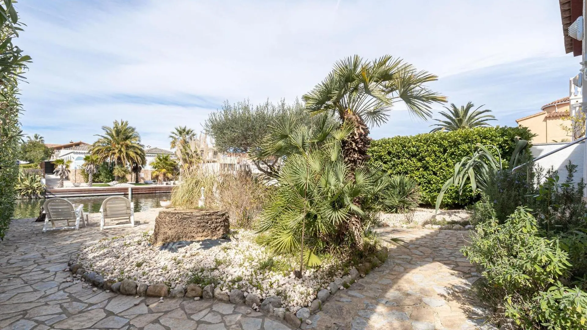 Acogedor Chalet De 2 Dormitorios Con Amarre De 12,5M, Terraza Y Jardin En Empuriabrava - Hisp-288-62