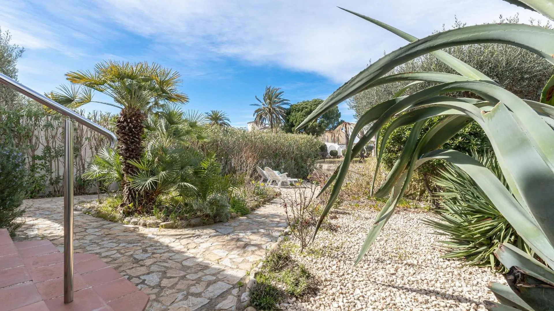 Acogedor Chalet De 2 Dormitorios Con Amarre De 12,5M, Terraza Y Jardin En Empuriabrava - Hisp-288-62