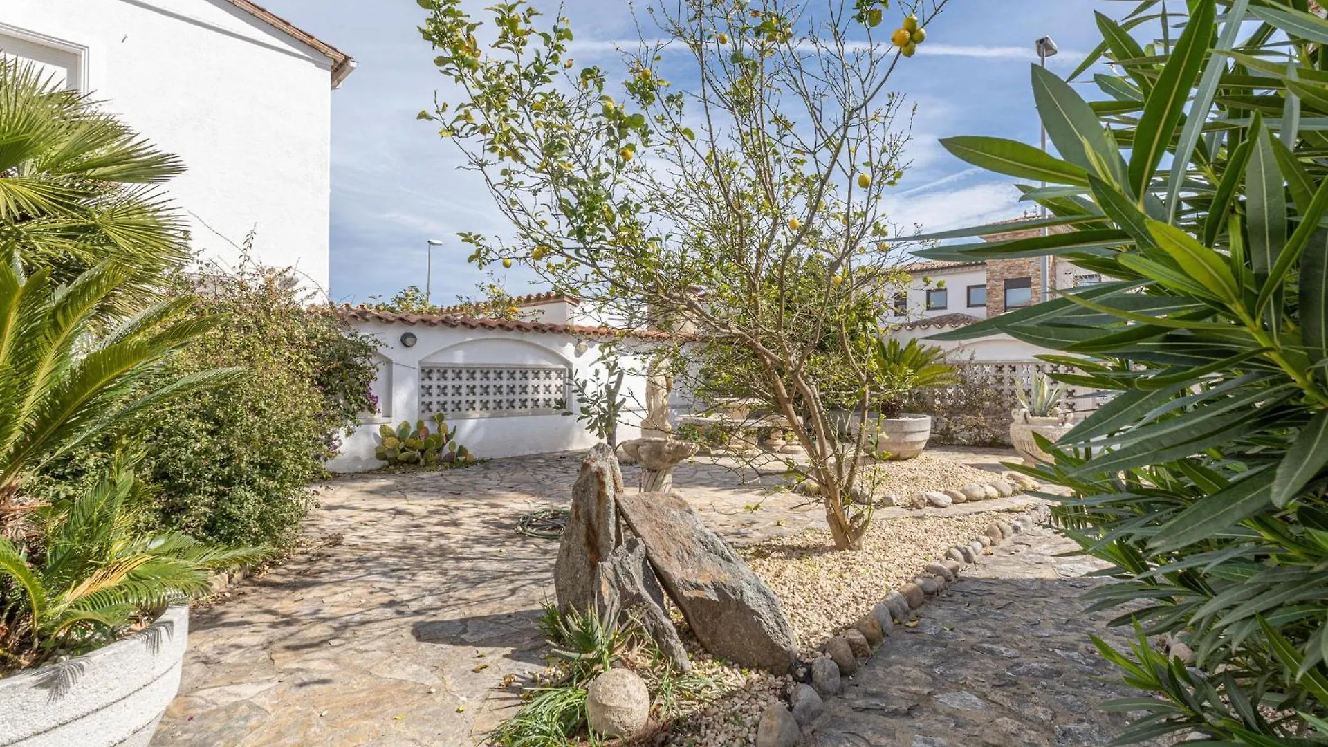 Acogedor Chalet De 2 Dormitorios Con Amarre De 12,5M, Terraza Y Jardin En Empuriabrava - Hisp-288-62 0*,  Spain